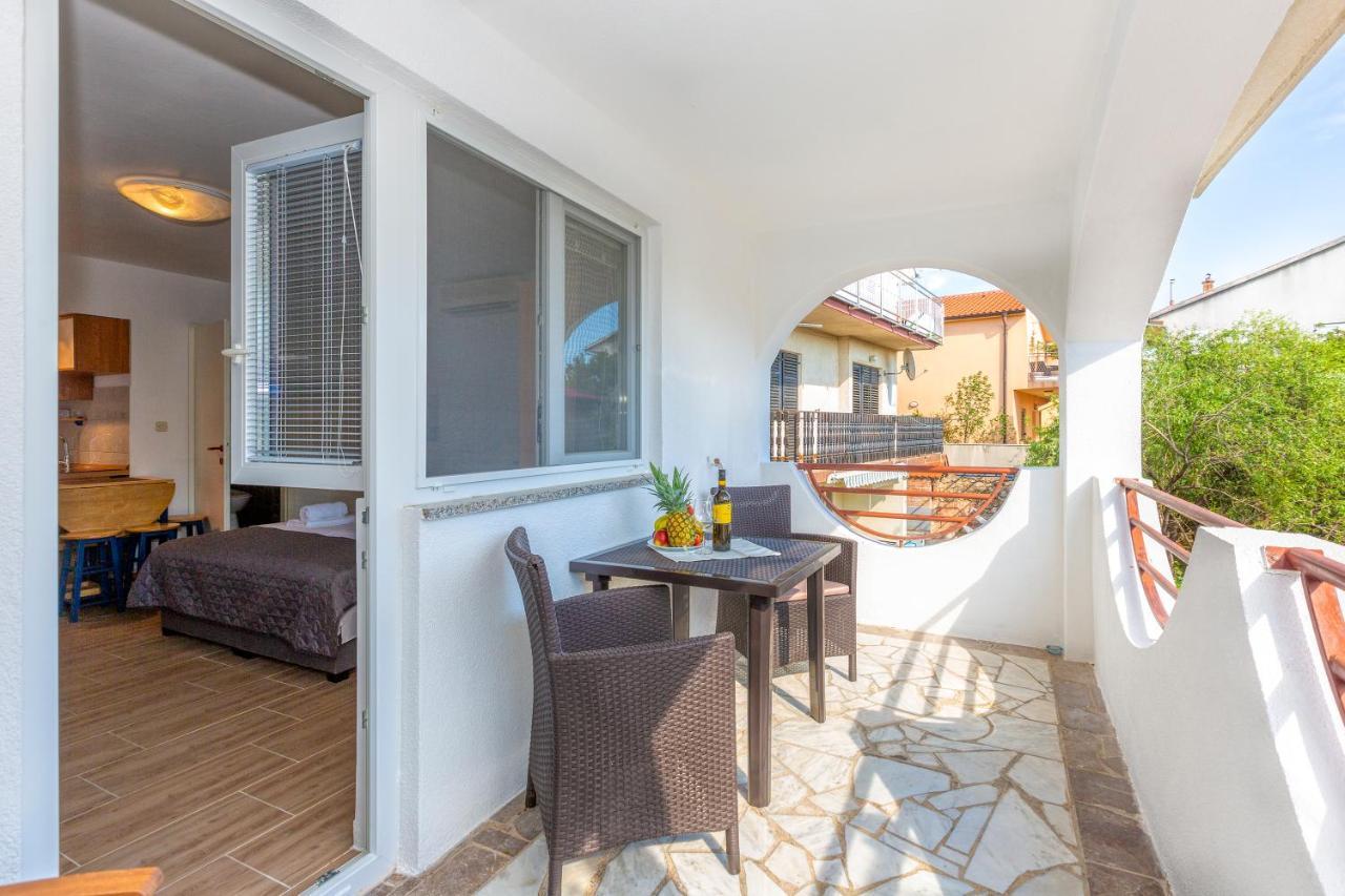 Apartmani Luky Karlobag Buitenkant foto