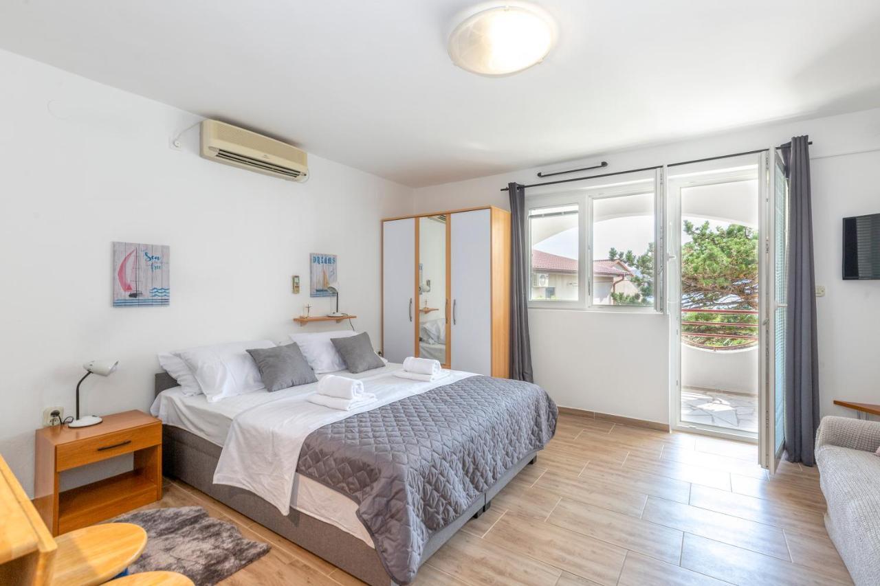 Apartmani Luky Karlobag Buitenkant foto
