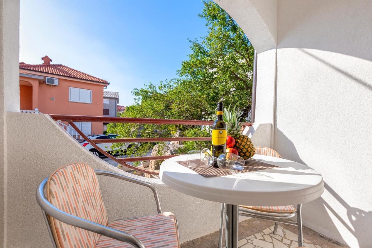 Apartmani Luky Karlobag Buitenkant foto