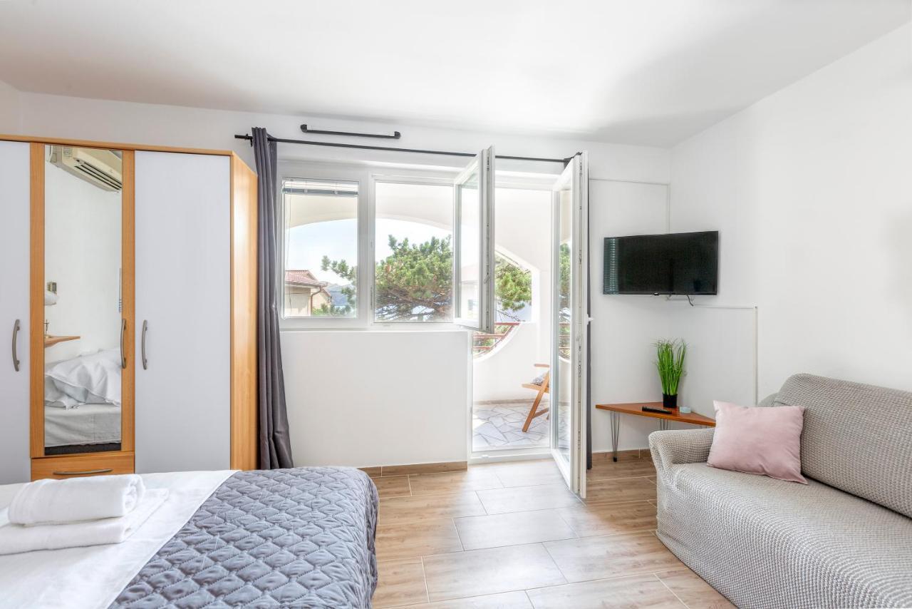 Apartmani Luky Karlobag Buitenkant foto