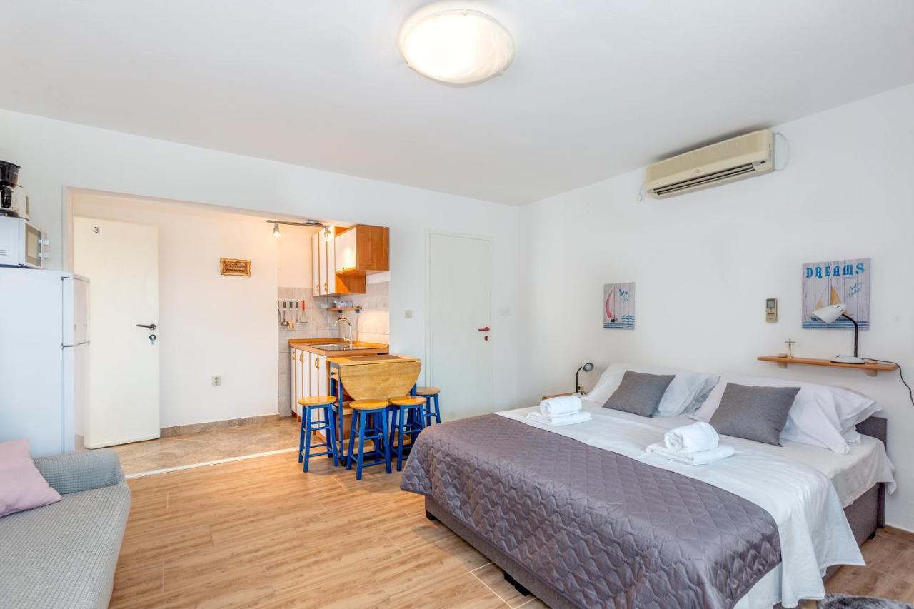 Apartmani Luky Karlobag Buitenkant foto