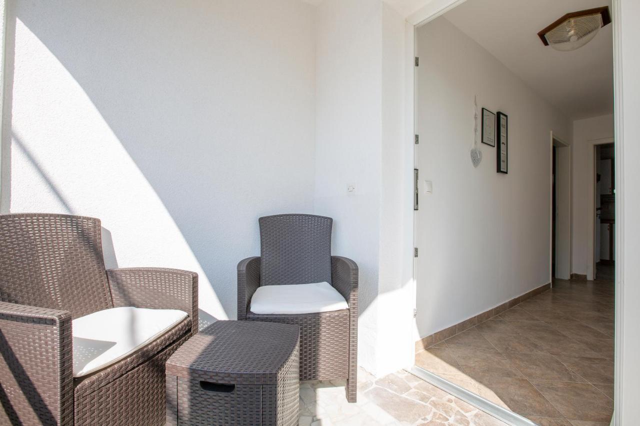 Apartmani Luky Karlobag Buitenkant foto