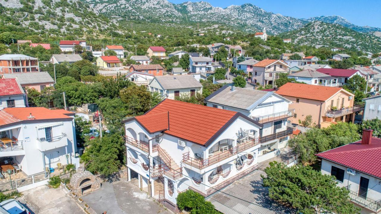 Apartmani Luky Karlobag Buitenkant foto
