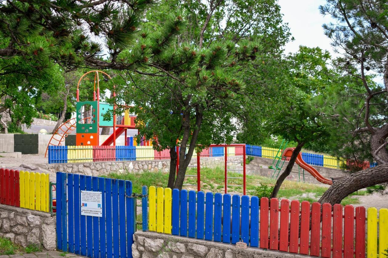 Apartmani Luky Karlobag Buitenkant foto