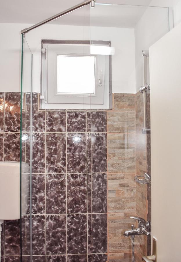 Apartmani Luky Karlobag Buitenkant foto