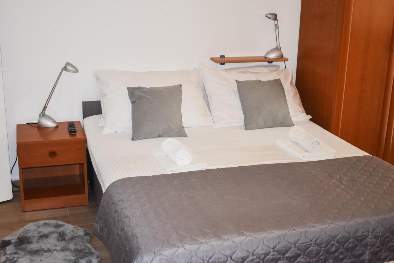 Apartmani Luky Karlobag Buitenkant foto