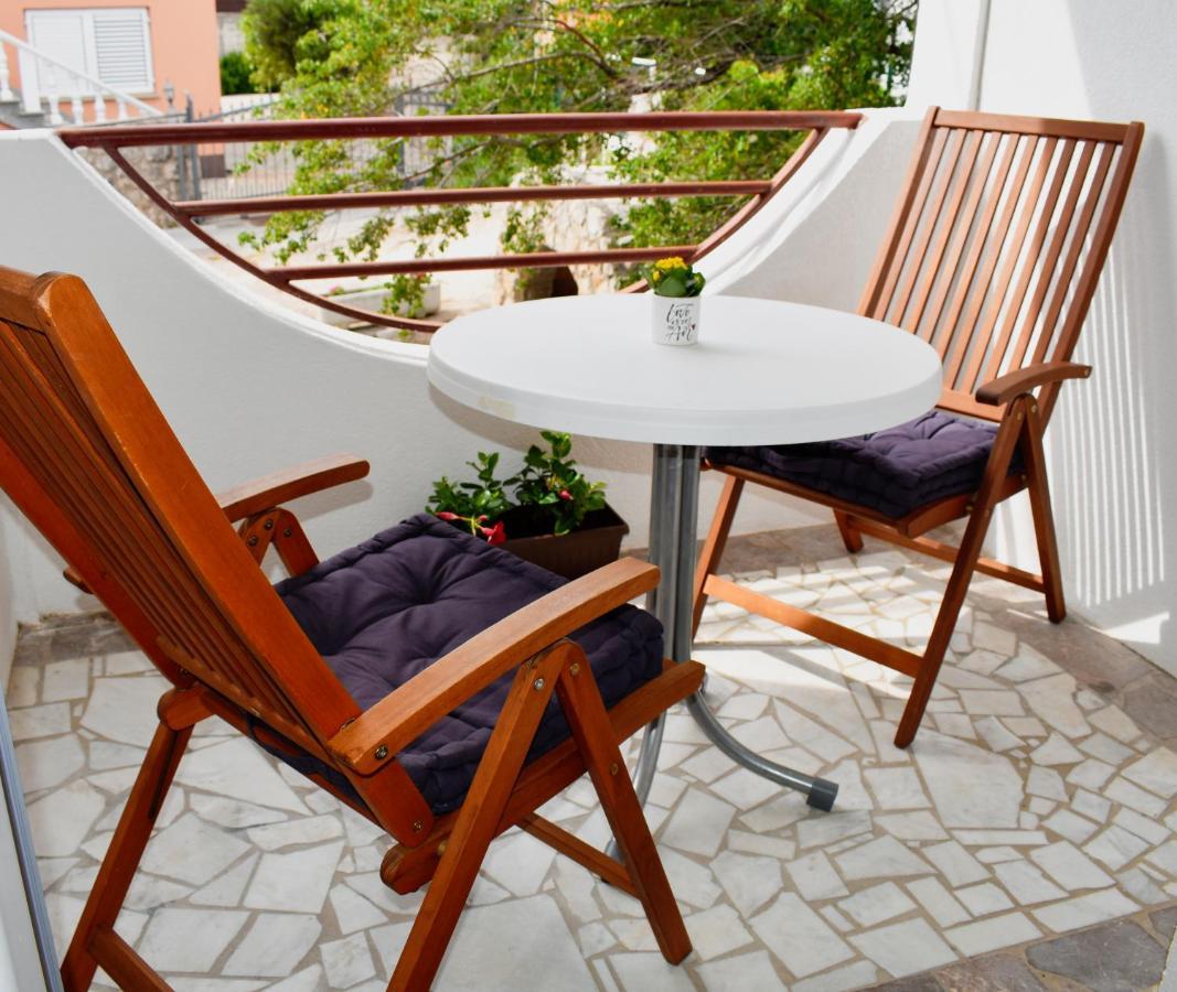 Apartmani Luky Karlobag Buitenkant foto