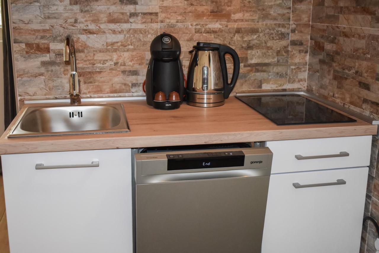 Apartmani Luky Karlobag Buitenkant foto